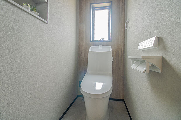 【2号地:トイレ】ニッチつきの、シンプルでデザイン性・清掃性に優れた一体型トイレ。高性能トイレなので水流により、少ない水量でパワフルに流します。/2号地