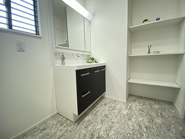 【洗面室】洗面室には可動式の棚板がついているため、収納するものに合わせて高さを調整できます。
洗面化粧台にも収納スペースがあり、すっきりと見せることができます。