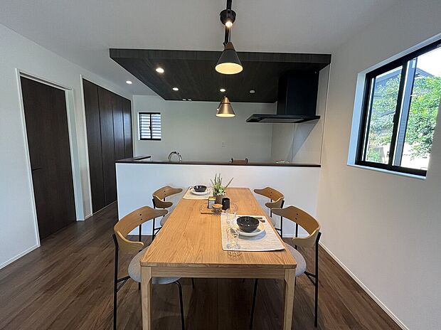 【ダイニング】リビングダイニングには床暖房が備わっており、ホコリを立てずに室内全体を均一に暖めてくれます。