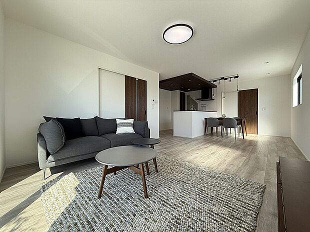 【リビング】18.8帖のゆとりあるリビングスペース。
掃き出し窓、南面の窓からは日光が差込み、明るい室内でお過ごしいただけます。