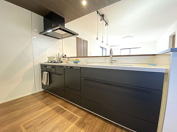 【キッチン】折下天井が上質感を漂わせるペニンシュラキッチン。
食洗器が備わっており、洗い物の時間を短縮し日々のストレスを軽減させてくれます。