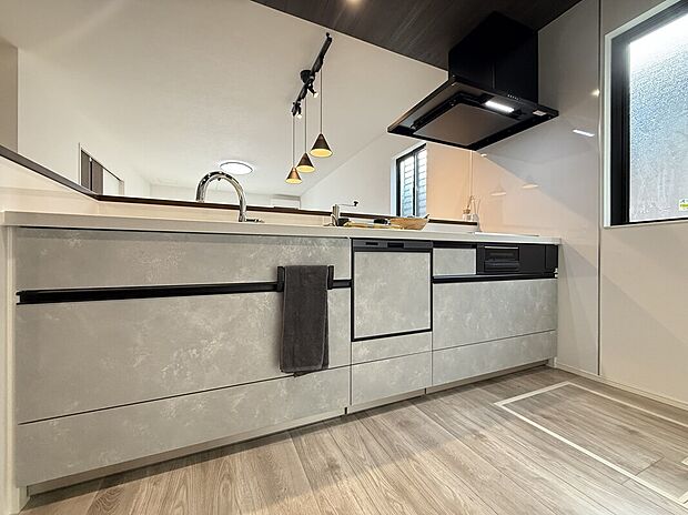 【キッチン】折下天井が上質感を漂わせるペニンシュラキッチン。
食洗器が備わっており、洗い物の時間を短縮し日々のストレスを軽減させてくれます。