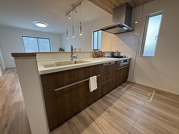 【キッチン】折下天井が上質感を漂わせるペニンシュラキッチン。
食洗器が備わっており、洗い物の時間を短縮し日々のストレスを軽減させてくれます。