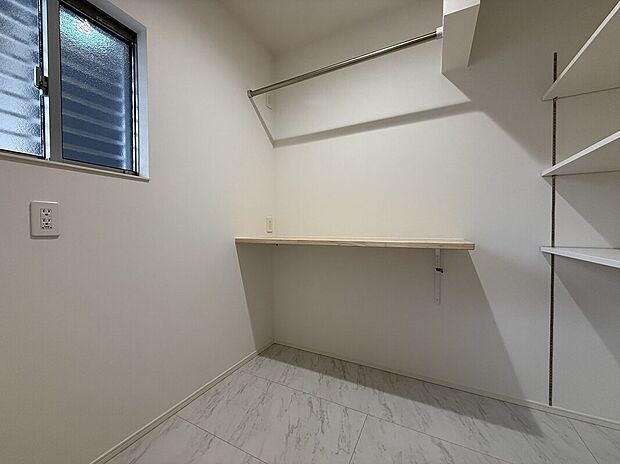 【ランドリー】室内干し器具が付いたランドリールーム。
可動式の棚板がついているため、収納するものに合わせて高さを調整できます。
