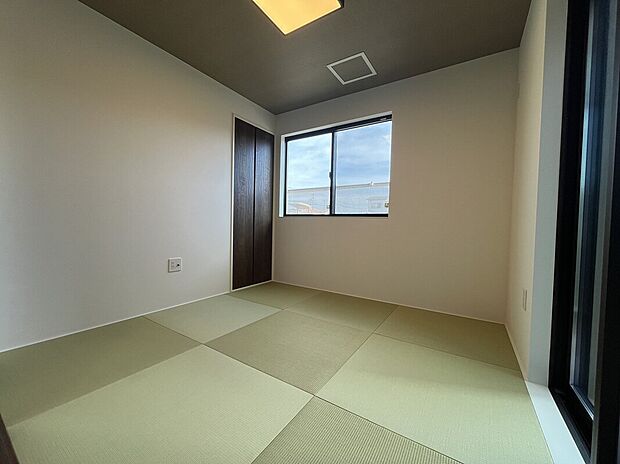 【和室】リビングと続き間の和室は、仕切りを開放することでより広々とした空間でお過ごしいただけます。
客間としても、お子様のお昼寝スペースとしても最適な空間です。