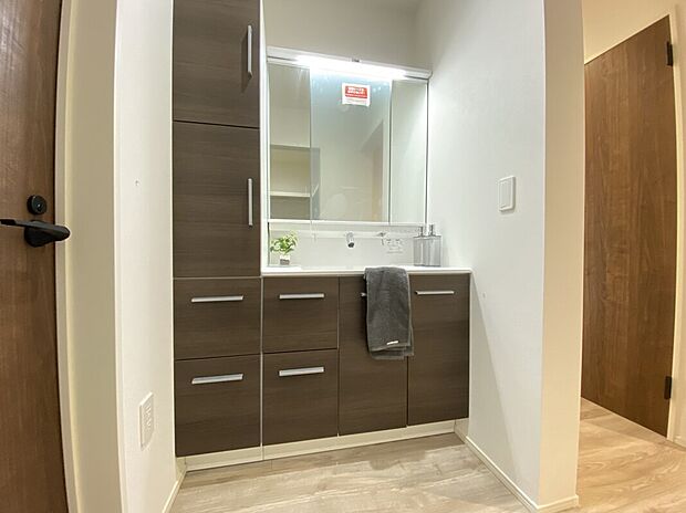 【洗面室】就寝前や朝の身支度の際など、快適にお使いいただける洗面室。