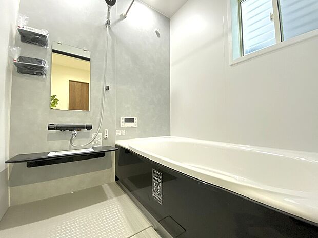 【浴室】一日の疲れを癒してくれる落ち着いた空間の浴室。
魔法瓶浴槽になっているため、追い炊きをせずに温かいお風呂に入ることができます。