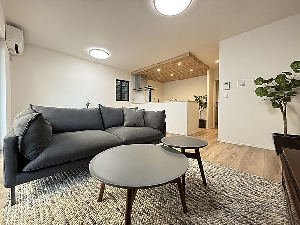 【リビング】家族とコミュニケーションがとりやすい16帖のLDK。
ワイドサッシから充分な光を取込み、明るいリビング空間でお過ごしいただけます。