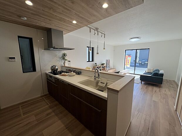 【キッチン】折下天井が上質感を漂わせるペニンシュラキッチン。
食洗器が備わっており、洗い物の時間を短縮し日々のストレスを軽減させてくれます。