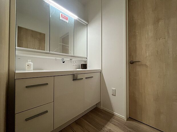 【洗面室】就寝前や朝の身支度の際など、快適にお使いいただける独立した洗面室。