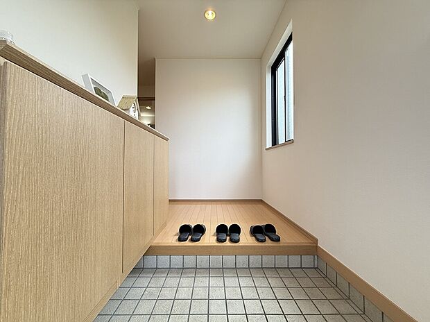 【玄関】優しいカラーの建具と調和し、温かみのある雰囲気を感じる玄関ホール。