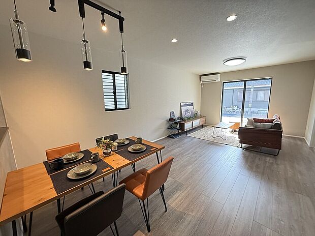 【リビング】リビングダイニングには床暖房が備わっており、ホコリを立てずに室内全体を均一に暖めてくれます。