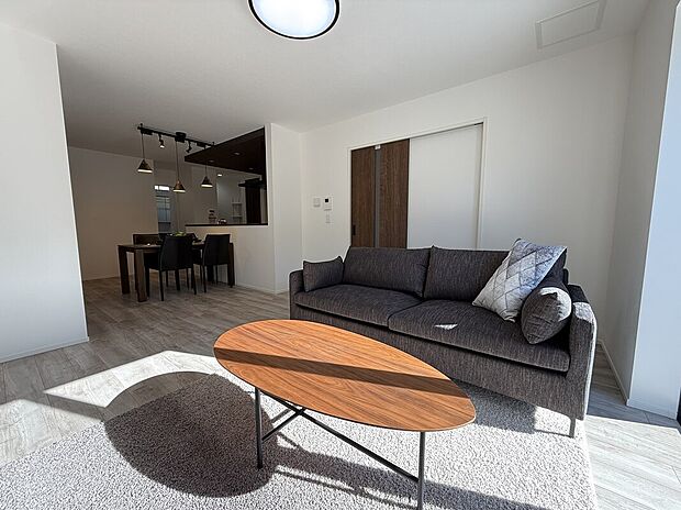 【リビング】家族とコミュニケーションがとりやすい17.7帖のリビングスペース。
リビングイン階段は家族が顔を合わせる機会が増え、自然と会話が弾む空間に。