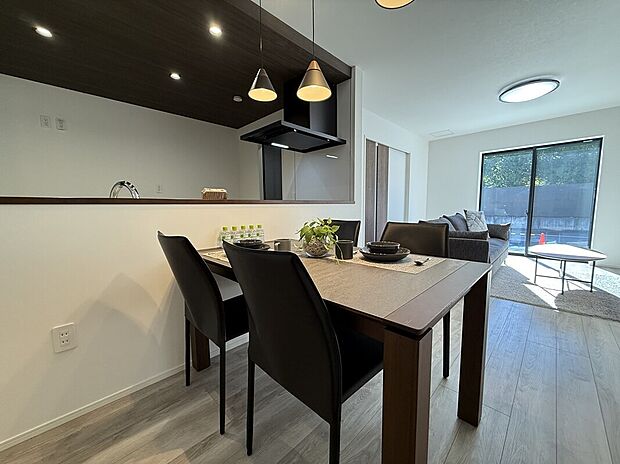 【ダイニング】キッチンからはリビングダイニングを見渡すことができるため、家事をしている間もお子様の様子をうかがうことができます。