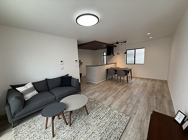 【リビング】18帖のゆとりある広々リビングスペース。
掃き出し窓から充分な光を取込み、明るい室内でお過ごしいただけます。