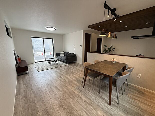 【リビング】リビングダイニングには床暖房が備わっており、ホコリを立てずに室内全体を均一に暖めてくれます。