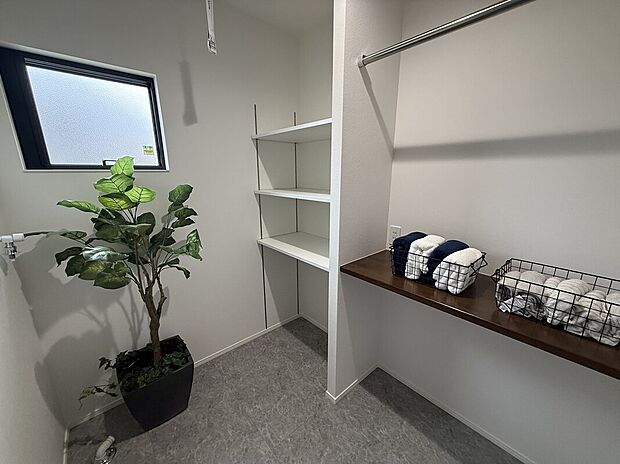 【ランドリー】ランドリーには可動式の棚板がついているため、収納するものに合わせて高さを調整できます。