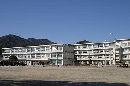 中部中学校 約1430m(徒歩18分)
