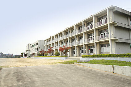 福岡中学校 約350～370ｍ(徒歩5分)