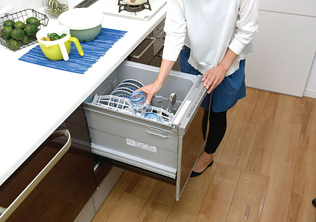 【食器洗い乾燥機】お料理後の後片付けをきちんとサポートするビルトインタイプの食器洗い乾燥機を標準装備。