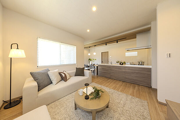 【6号地モデルハウス】
開放感あふれる空間に木目の表情が美しく調和するLDKには、湿度調整などの効果があるエコカラットも。心地よさに包まれる上質な空間で、ご家族揃って寛ぎの時間をお過ごしいただけます。