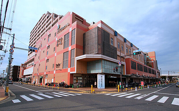 【アプラたかいしまで約600m】
徒歩8分。飲食店、買い物施設市民文化ホール、図書館などが入った複合ビルです。様々なイベントが催されています。
