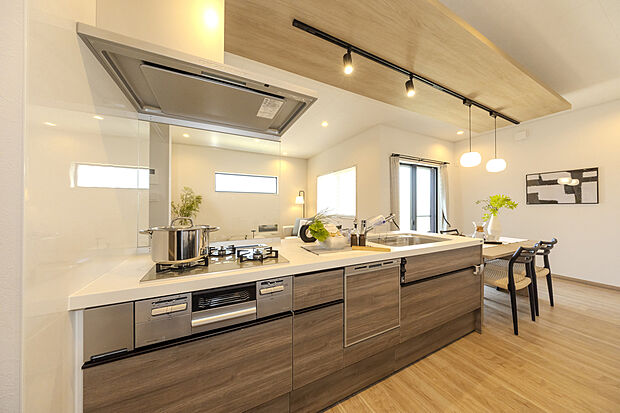 【キッチン/当社施工例】
フルフラットキッチンは立ち上がり部分が少なく、お手入れがしやすい点もポイント。ビルトイン食洗機など、機能性にもこだわりました。食後の洗い物は任せて、ご家族との時間を増やしてい