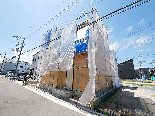 【外観(22号地)】2026年9月下旬完成予定!LDKはご家族とコミュニケーションがとりやすい対面キッチン×リビング階段を採用。全居室をはじめ収納充実!すっきり暮らせる住まいです。/2026年7月撮影