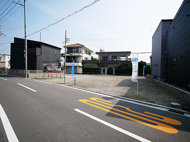 【現地写真】総18区画がフラットに広がり、心地よい風や光が届きます。駐車スペースを備え、キッチン横の勝手口からショートカット動線に。買い物帰りの荷物の運び込みもスムーズです。/2025年7月撮影