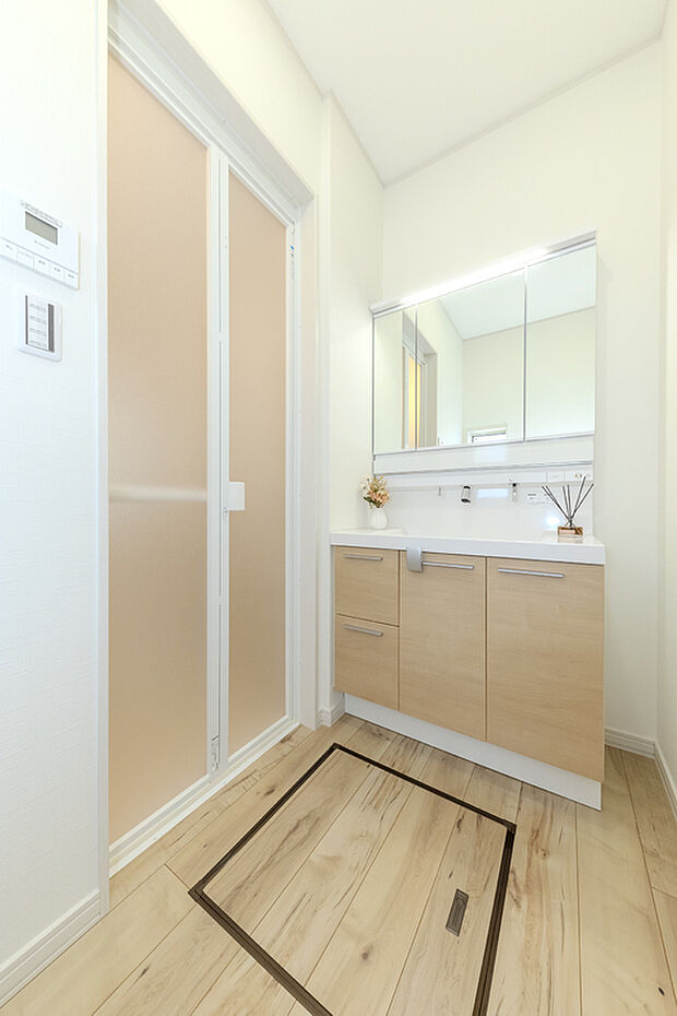 【【2号地/洗面室】】身支度がしやすい3面鏡付きの洗面化粧台を採用。鏡裏と洗面ボウル下部に収納があり、洗面用品や洗剤類を隠して仕舞えます。