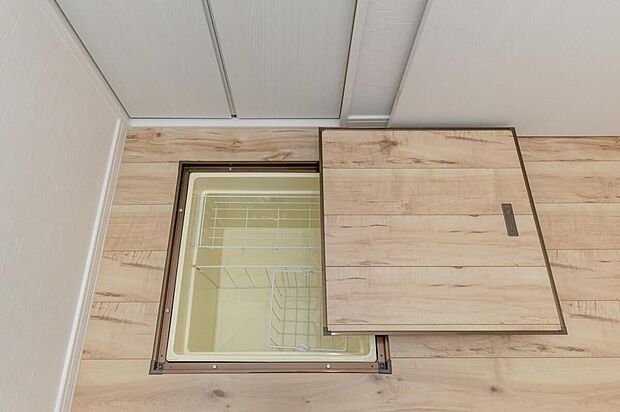 【【2号地/床下収納】】床下をうまく活かして収納場所を増やすことができます。災害時の非常食などの保管にも便利です。