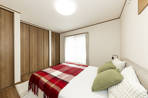 【【2号地/洋室】】約7帖の洋室には2ヶ所のクローゼットと上部物入を造作しました。収納家具を最小限に抑え、居住空間を広く活用できます。