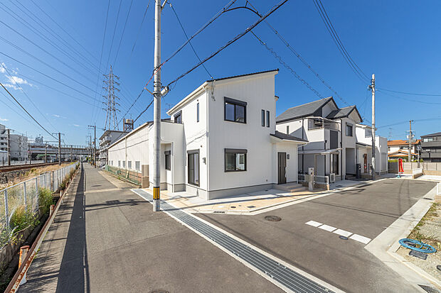 【【1号地/建物外観】】2方の広い道路に面した、明るく開放感に恵まれた1号地は、駐車スペースも2方の道路に面して2台分確保いたしました。角立地に加え、前面道路が広いので駐車がしやすい点も嬉しいですね。
