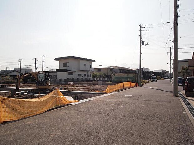 【【前面道路含む現地写真】】幅員約6.9mの市道に面した開放的な分譲地です。周辺の環境、日当たりなど、ぜひ一度現地にてご確認ください。/2023年11月撮影