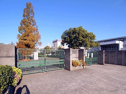 和泉市立富秋中学校 約1050ｍ(徒歩14分)