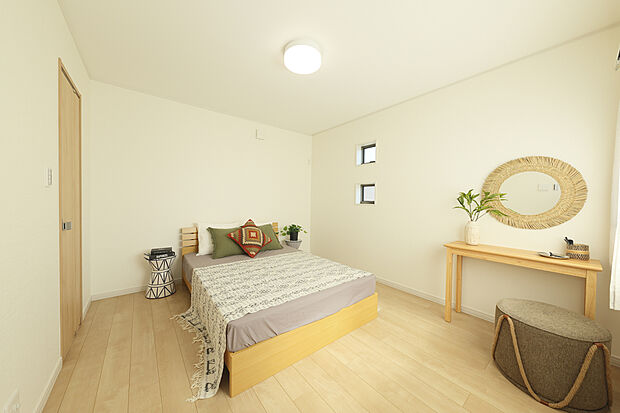 【【モデルハウス(8号地)】】約7.2帖の主寝室には2面に採光を設け、明るく風通しの良い空間に。居住スペースを広々と活用できるよう、廊下と繋がるウォークスルーのクローゼットを設けました。