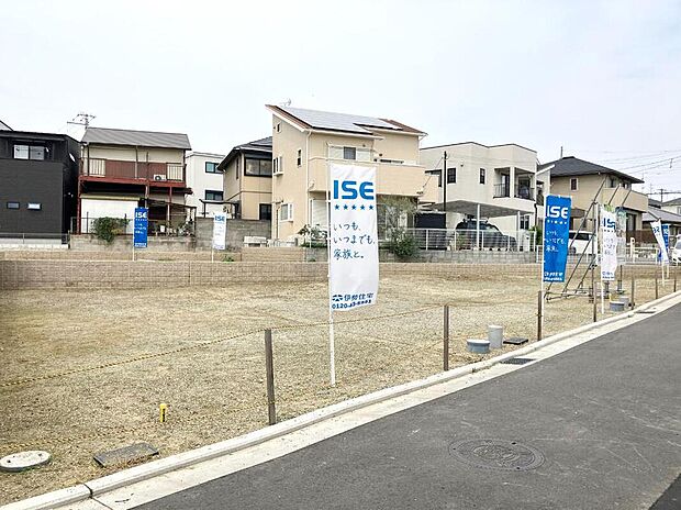 【【現地土地写真】】周囲は低層住宅が建ち並ぶ、穏やかな住環境です。スーパーや公園などが近隣に揃い、子育て世帯にも暮らしやすいロケーションです。