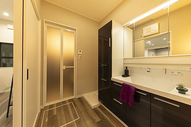 【【洗面室/当社施工例】】ダークカラーのパネルが、ホテルのような雰囲気を醸し出すスタイリッシュな洗面室。シンク下収納やリネン庫など収納充実で、散らかりがちな空間がいつもスッキリと。