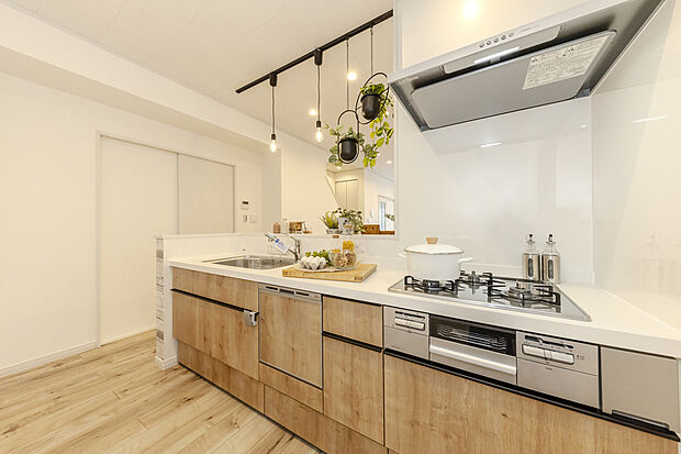 【【キッチン/当社施工例】】毎日の家事を充実させてくれる機能性の高いキッチンです。食器洗浄乾燥機で、後片付けも楽々、自分の時間を増やしてくれます。