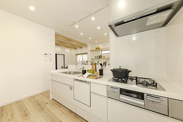 【【キッチン/当社施工例】】明るいカラーが爽やかな印象のシステムキッチンです。上部に垂れ壁のない対面式のため、ダイニングとの一体感もアップ！天井にはスライド式のスポットライトを設置しました。