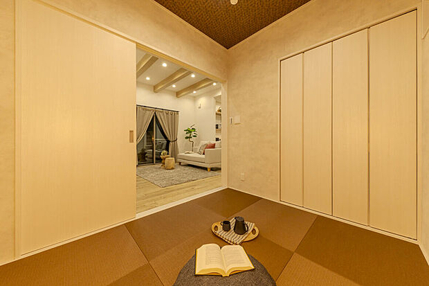 【【和室/当社施工例】】リビングの続き間としても使える和室は、お子様が小さいうちはプレイルームに、来客時はゲストルームに、とライフスタイルに合わせて幅広く活用できます。