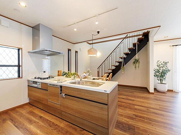 【【キッチン/当社施工例】】白と木目調が調和したナチュラルな空間。オープン階段にグリーンを吊るし、窓際に配したプランタースタンドにハーブをあしらえば、グリーナリーカフェのような雰囲気に。