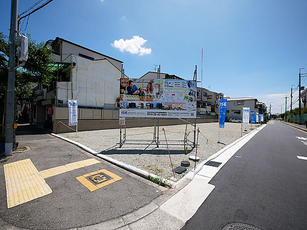 【【現地土地写真】】「アプラたかいし」をはじめ、コンビニ、スーパーなどの商業施設が周囲に充実◎暮らしに便利なロケーションが魅力です。/2025年7月撮影