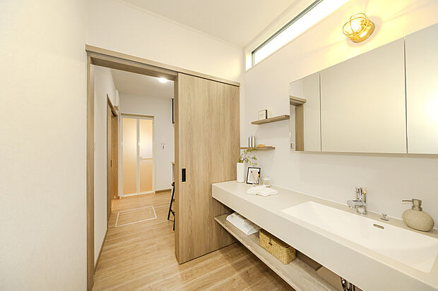 【【6号地モデルハウス】】ハイサイドライトから自然光が届く洗面室です。洗面台はホテルライクなデザインで、ちょっとした気分転換にも◎カウンターはメイクアップスペースとしてもゆったり使えるワイドサイズです。