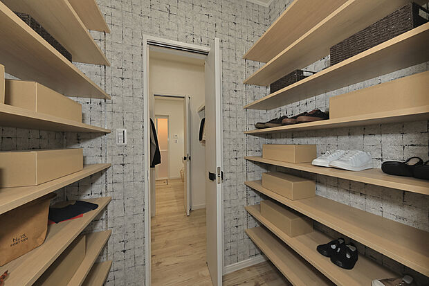 【【シューズクローク/当社施工例】】玄関には大容量のシューズクロークを造作しました。可動棚付きで、たくさんの靴や小物を仕舞えます。洗面室へと繋がり、帰宅後のスムーズな手洗い動線が叶います。