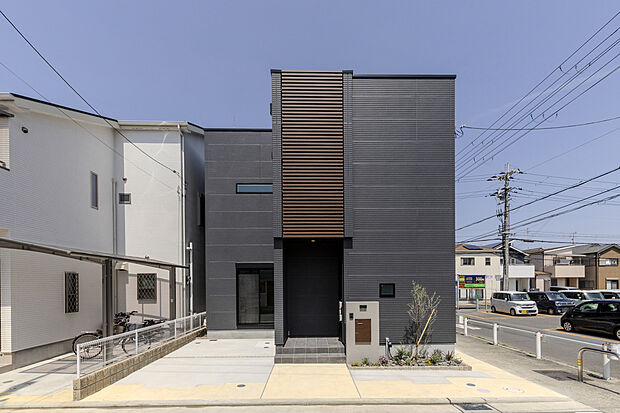 【【外観/当社施工例】】洗練された雰囲気を醸し出す、キューブ型のスタイリッシュな佇まい。木調のアルミルーバーが、全体のアクセントになっています。