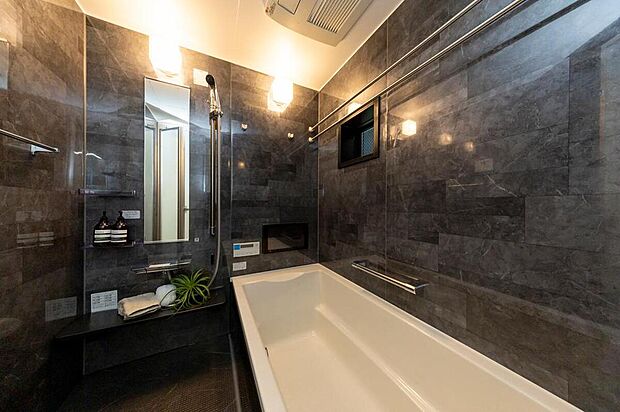 【【2号地/浴室】】全面パネルが光を反射し、角度によって表情を変える特別感あるデザイン。地上デジタルハイビジョン液晶防水テレビが標準装備されており、バスタブで足を伸ばして寛ぎながらテレビを視聴することができます。浴室乾燥機付きで、ミストサウナを浴びながら湯船につかることで、１日の疲れも和らぎます。