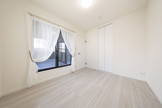 【【2号地/洋室】】リビング階段から一番近い洋室は、インナーバルコニーへ直接出入りいただけます。外へと広がる景観が伸びやかで、勉強や趣味の合間に直接風に当たって手軽にリラックスも。