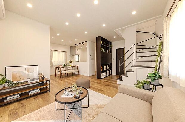 【【LDK/当社施工例】】ご家族揃って寛ぎの時間をお過ごしいただけるゆとりあるLDK。1階段下に収納を備えています。1階のどこにいてもコミュニケーションが取りやすく、スケルトン階段が意匠性を高めます。