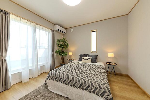 【【洋室/当社施工例】】南東側がバルコニーに面しており、明るい陽光や爽やかな風が舞い込む洋室。壁一面にクローゼットを配し、バルコニーで乾いた洗濯物をハンガー掛けのまま収納いただくことができます。